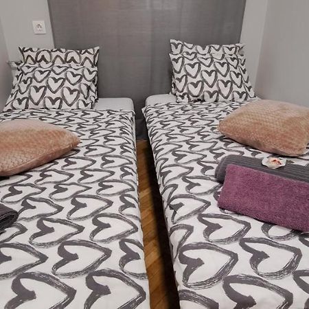 6-Pack Apartment In The Party District Budapest Esterno foto
