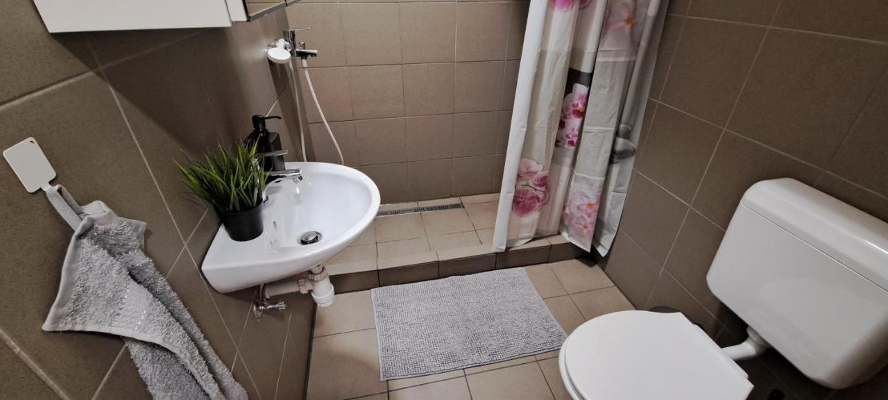 6-Pack Apartment In The Party District Budapest Esterno foto