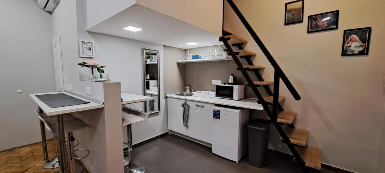 6-Pack Apartment In The Party District Budapest Esterno foto